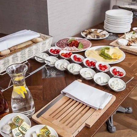 Alhambra Aparthotel 4*